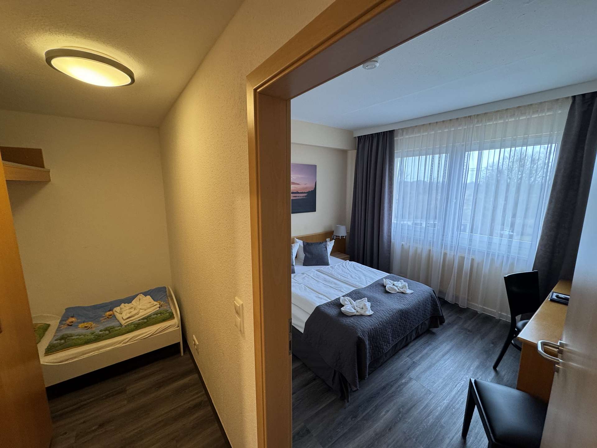 Familienzimmer mit Kinderbett