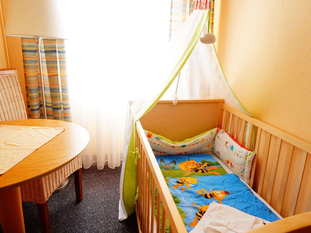 Zimmer mit Kinderbett