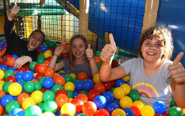 Kinder im Bällebad