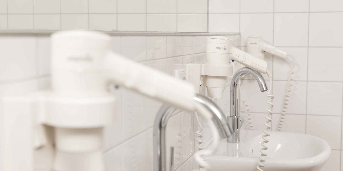 Waschbecken mit Föhn
