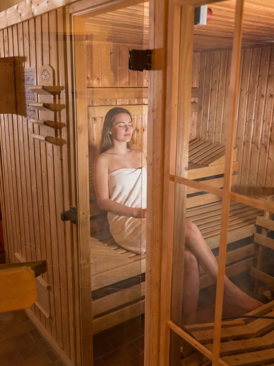 Frau sitzt in Sauna